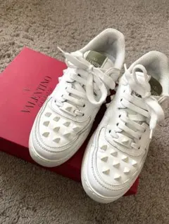 VALENTINO スタッズ付きホワイトスニーカーのサムネイル
