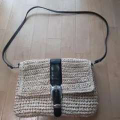 ストローとレザーのショルダーバッグ