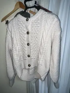 クリーム色 ケーブルニットセーター