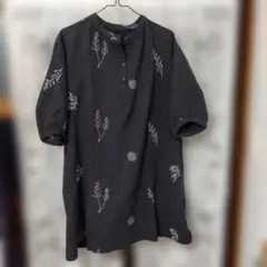 ボタニカル刺繍 五分袖ブラウス チャコールグレー4Lのサムネイル