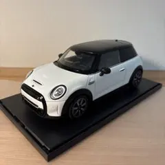 MINI Cooper S ミニカー 1/18 ホワイト　ディスプレイケース付きのサムネイル