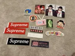 supreme ステッカー 合計71枚➕ノベルティ5個 - メルカリ