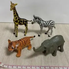 動物フィギュアセット 4体（キリン、トラ、ゾウ、シマウマ）