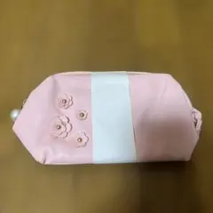 花の装飾付きピンクポーチ