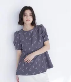 新品タグ付き★NATURAL BEAUTY BASIC ラメ刺繍ペプラムブラウスのサムネイル
