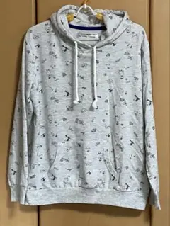 薄グレーのパーカー