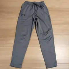 Under Armour グレー ジャージパンツ　130cm
