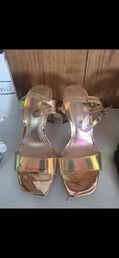 メタリックゴールド ストラップサンダル 高ヒール