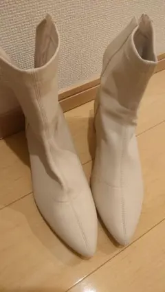 オフホワイトのショートブーツのサムネイル
