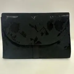 黒いフラワーパターンのクラッチバッグ