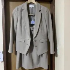 PAUL & JOE ベージュ スーツ 2ボタンジャケットとスカートセット