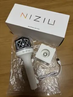 NIZIU 公式ペンライト USB充電付き - メルカリ