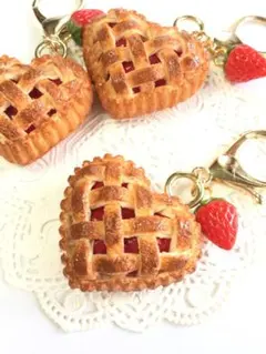 フェイクスイーツ*ハート型・苺パイ・チャーム*食品サンプル・スイーツアクセサリー