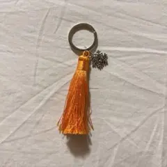 タッセル キーホルダー オレンジ 雪の結晶チャーム付き