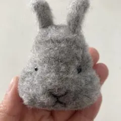 羊毛フェルト ウサギの顔 ブローチ　グレーのサムネイル