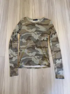 BRANDY MELVILLE 迷彩柄 長袖Tシャツ
