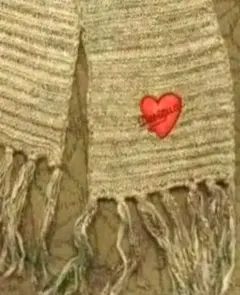 赤いハートのデシグアル マフラー