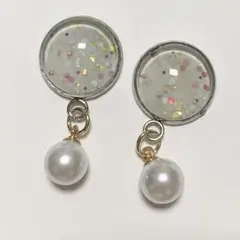 パールとホワイトホログラムのピアス