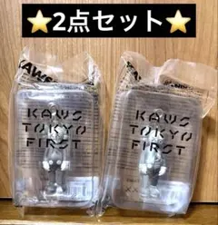 KAWS TOKYO FIRST キーホルダー 2種セットのサムネイル