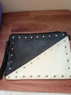 スタッズ付き黒白クラッチバッグ