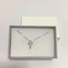 華奢で上品なプラチナ×ダイヤ ネックレス クロス