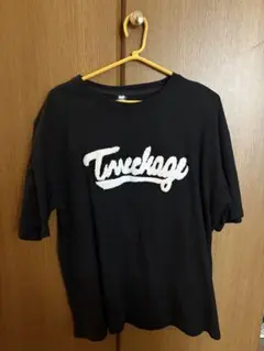 黒のロゴ入りTシャツ