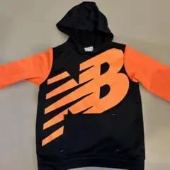 New Balance フード付きパーカー 黒/オレンジ