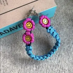 【再販】パラコード　ハンドスマホストラップ　☺︎ニコちゃん☺︎ お花　ハンドメイド