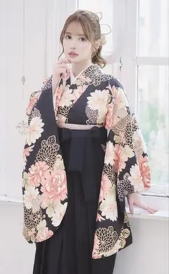 花柄 袴スタイル 着物 黒とピンク 仕立て襟付き