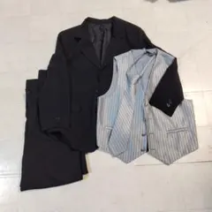 黒のスーツとストライプのベストセット