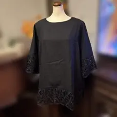 レース付き黒トップス