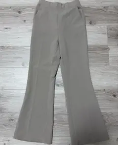 GU ベージュ グレー フレアパンツ サイドポケット