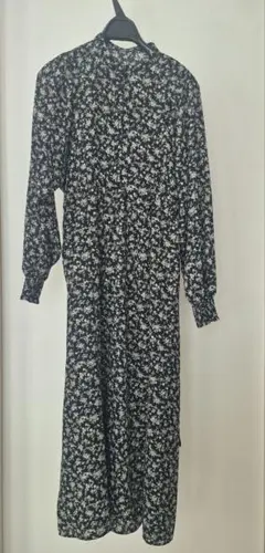 黒地に白い花柄の長袖ロングワンピース