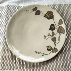 手造り食器　丸皿　泥彩装飾