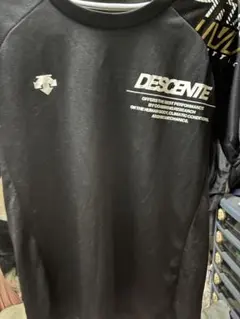 DESCENTE 黒 シャツ パフォーマンス向上