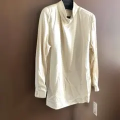 クリーム色のハイネック長袖シャツ