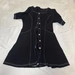 黒の半袖ミニワンピース