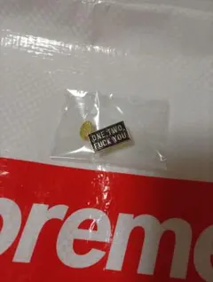 Supreme ピンバッジ ONE TWO FUCK YOU