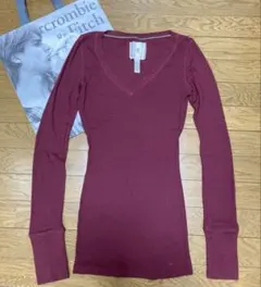 ほぼ未使用　Abercrombie バーガンディ Vネック Tシャツ M