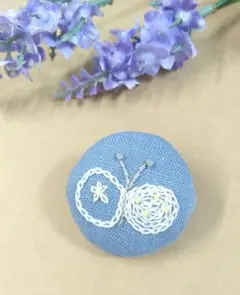 刺繍くるみボタン　ちょうちょ【ホワイト】(ヘアゴムorブローチ)