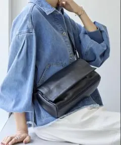 【新品、未使用】ビアズリー レザーボディバッグ　ブラック ショルダーバッグ