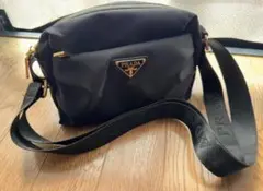 ブラック ショルダーバッグ ナイロン 三角口ゴ 斜め掛け ノベルティ