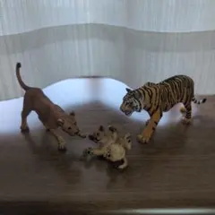 K*u様 Schleich 動物フィギュア トラ&ライオン親子
