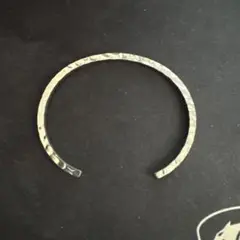 ハンマード仕上げ 金属製オープンバングル