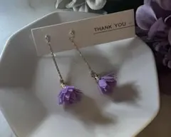 紫のフラワーロングピアス