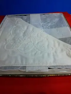 白〈刺繍入り〉リネンハンカチ 約30cm x 30cm ホワイト