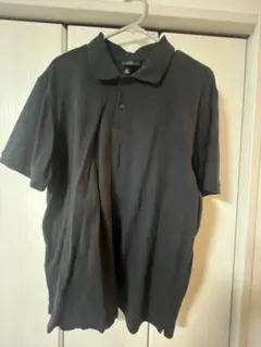黒のポロシャツ