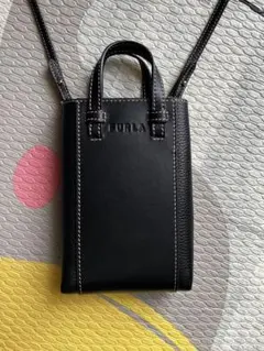 FURLA ブラックレザーショルダーバッグ　スマホショルダー