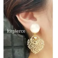 No.240 シェル風カボション×レースハートチャームピアス