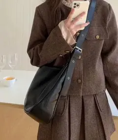 黒いレザー風ショルダーバッグ